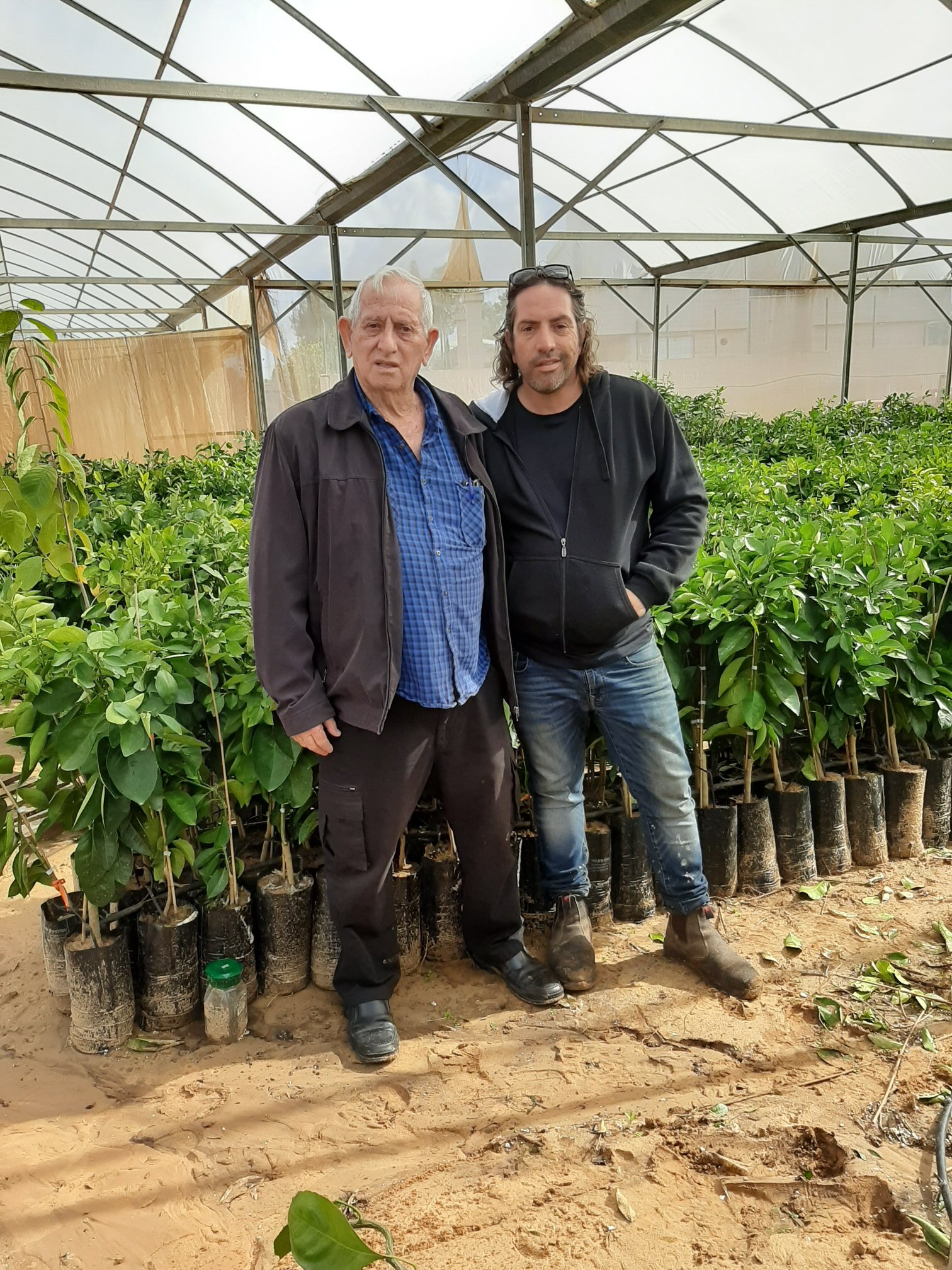מאיר ואופיר פרנק במשתלה