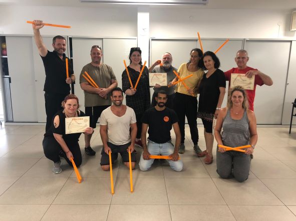 שיטת ביטיוב עם מקלות כתומים (פנינית יושבת משמאל)