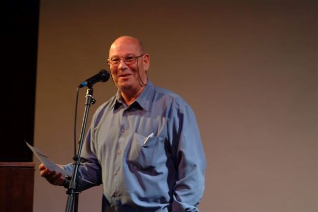 גיורא קורא שיר בפסטיבל לשירה