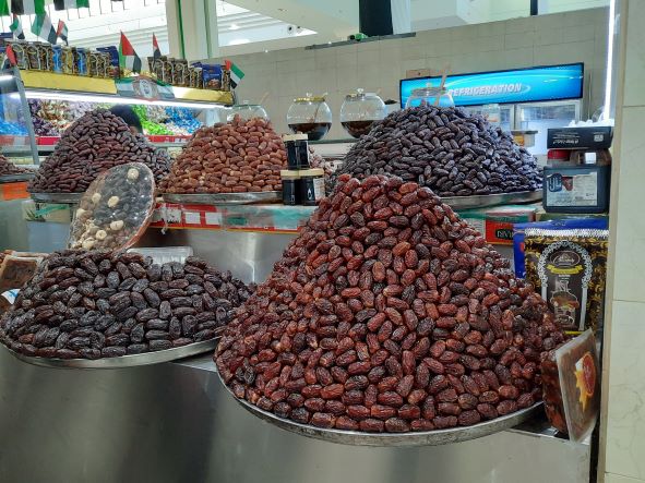 בשוק המקורה של שארג'ה - מיני תמרים