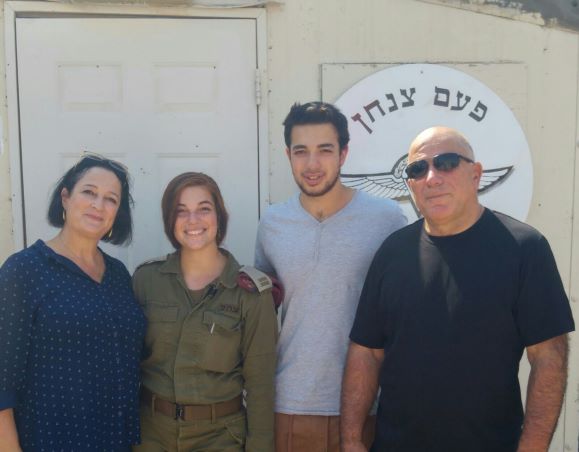 המשפחה - מיכל, נוגה, איתמר ורוני