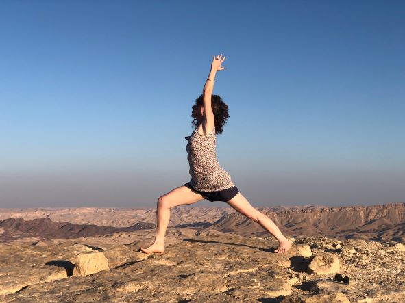 קרן בתנוחת יוגה במדבר בארץ