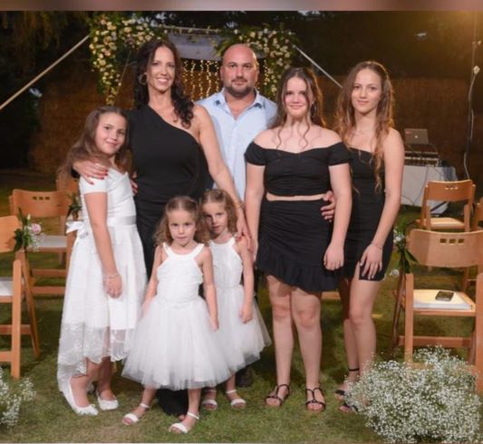 ניר, רותם וחמש בנותיהם