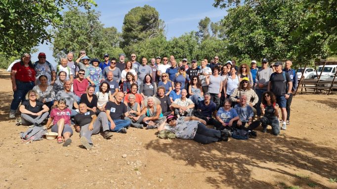 תמונה קבוצתית בכנס משתתפי חוגי הטיולים