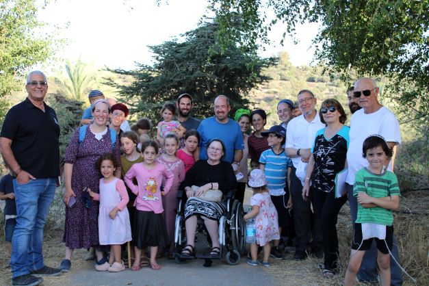 משפחת קופמן המורחבת מטיילת בנאות קדומים. (משמאל מנשה סמירה. מימין הזוג בר-אל)
