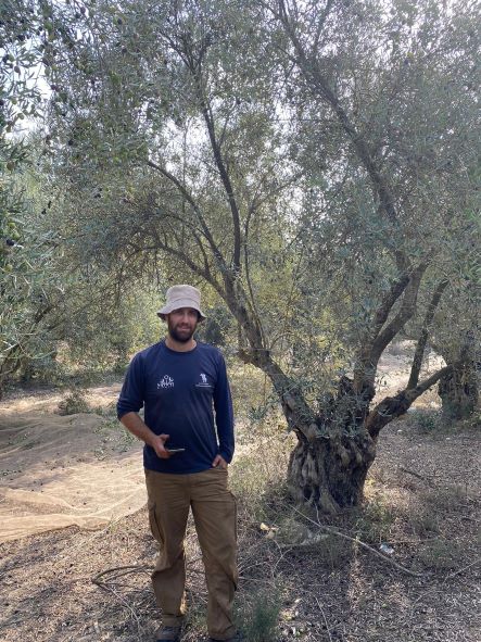 גילי דובדבני מנהל פנימיית אדם ואדמה בכפר סילבר. אלבום פרטי.