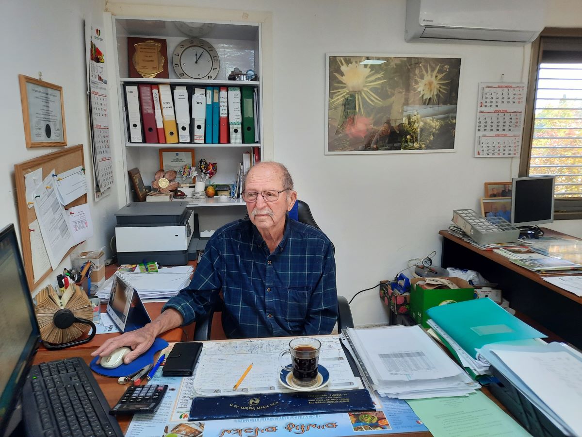 יוסי צפריר במשרדו