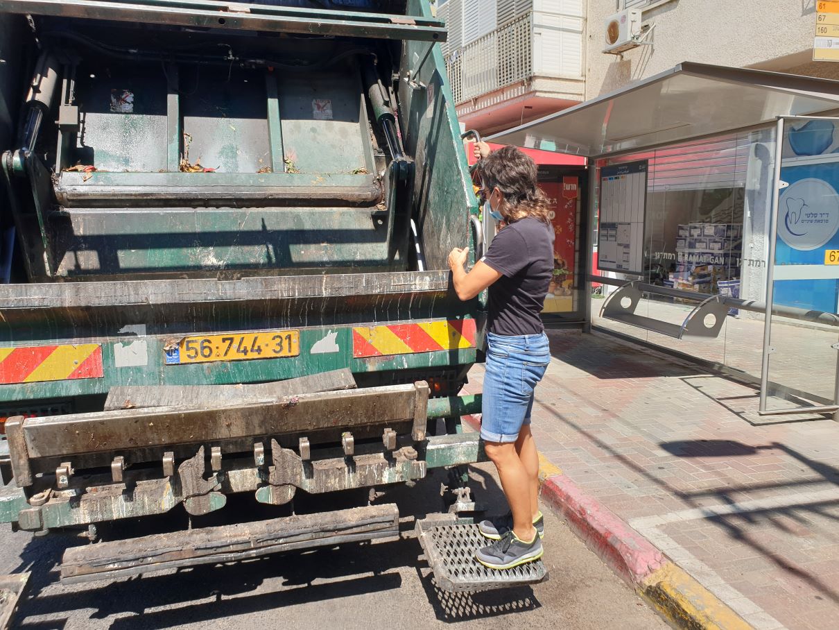 החוקרת ליאת נוסעת במשאית זבל