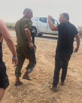 עוז והאלוף יאיר גולן מחלצים ניצולים בשטח. אלבום פרטי