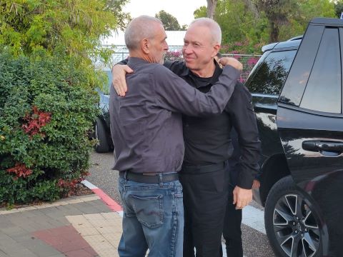 בני עם שר הביטחון. באדיבות דוברות מבואות חרמון