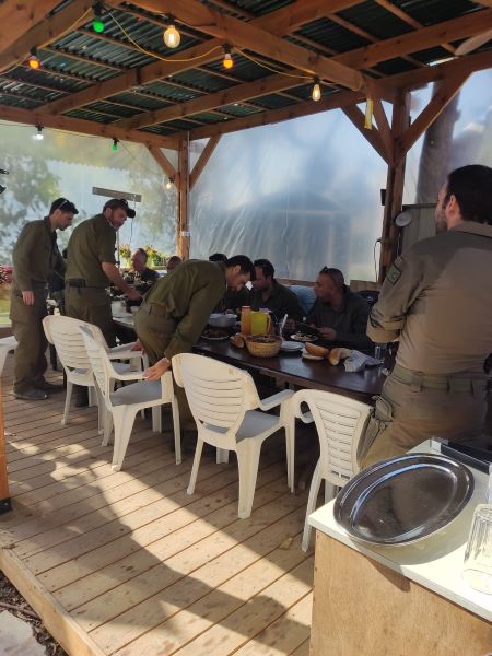 נהנים מהברביקיו של שחר ואיילת בכפר עזה