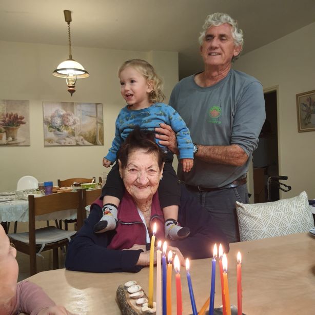 שלושה דורות - מלכה, אורי והנכד-הנין עברי