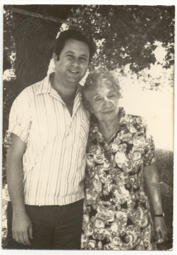 אהוד ודודתו אסתר בחצר ביתה בטבעון. 1973. צילם שמואל הופרט.